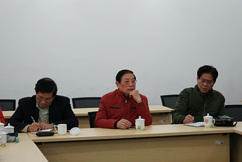 向隆万(左图左,陆继椿(右图中 就校史编撰发表观点