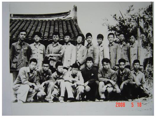 1958年在杨行下乡劳动时班主任李厚基老师(左一)与男同学合影