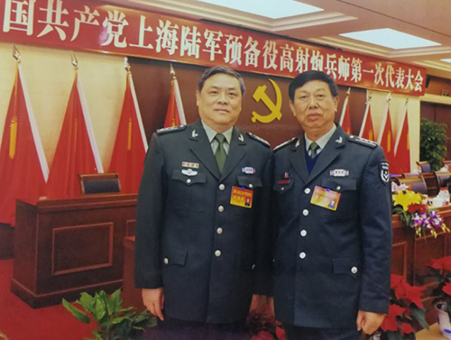 我(右)光荣出席预备役高炮师第一次党代表大会