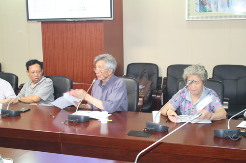 刘克立同学(中)主持会议校友会杨文瑛副会长(右)和