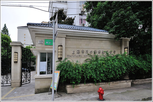 今天的新华初校门学校运动场面积达5735坪虹口是日本的租界,这里生活