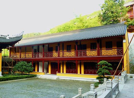 东厢房天王殿大雄宝殿山门( 牌坊 )绿树丛中的寺院十三层的释迦塔和七