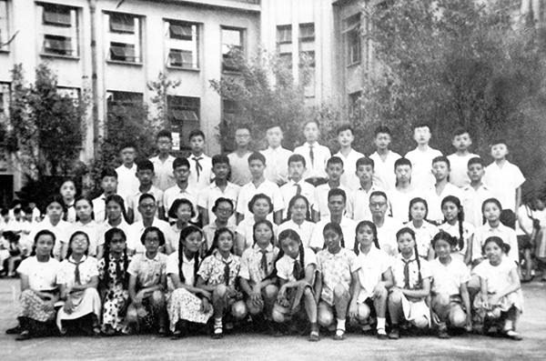 1960年6月初中毕业班级合影.jpg