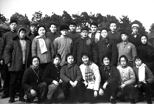 在虹口公园全班合影（1968年）.JPG