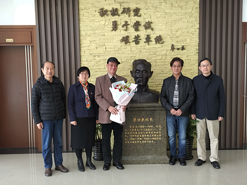 与校领导合影.jpg