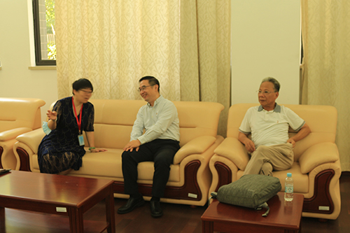 会前谈话.jpg