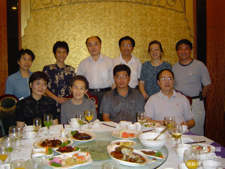 2003072667届中三乙和张老师.jpg