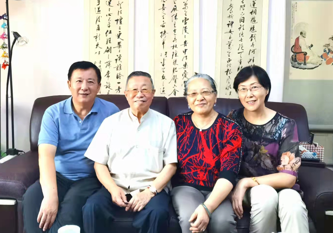 已退休的阿勒�?0届文科班学生来看望我们老两�?.jpg