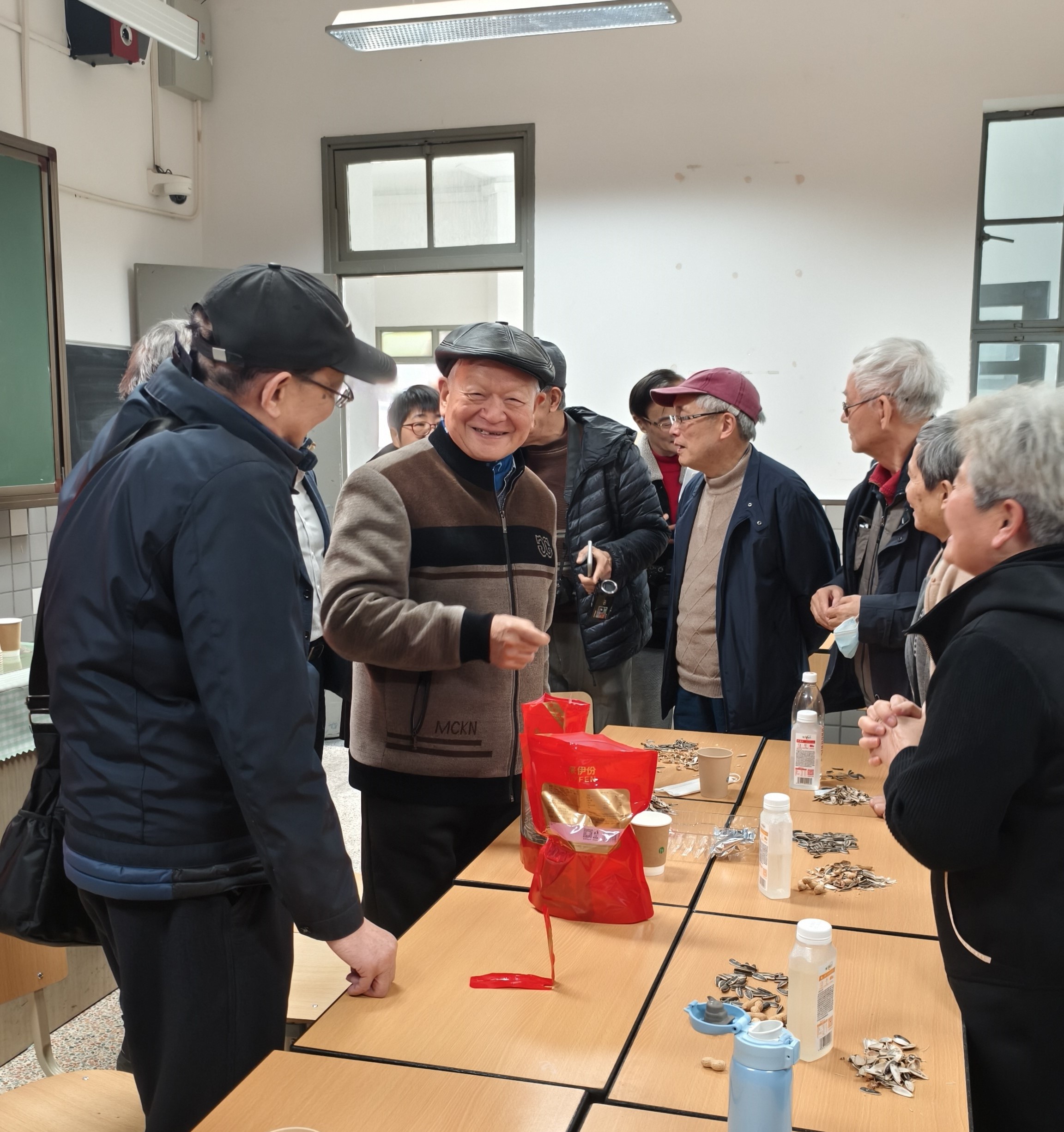 陈步君与校友.jpg