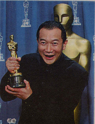 25.谭盾穿着指挥服而幸运地走进奥斯卡捧得小金人.jpg