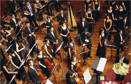 32.为上海音乐学院学生乐团制作演出服.jpg