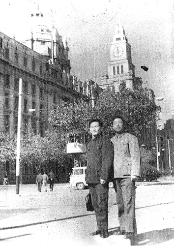 05_和丁明远老师合影.png 05_和丁明远老师合影.png