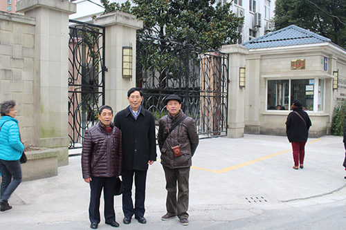 校门口留影.JPG
