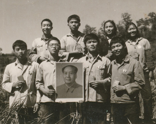 图2：云南山村的附中知青（张宏健，前排左2）-1969年4月.jpg