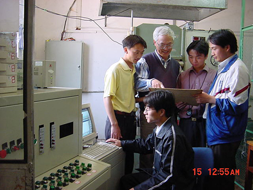 图9：在西南林业大学实验室与研究生们的学术技术探讨(2002).JPG