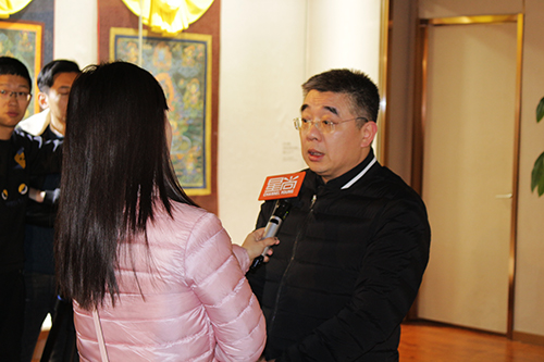 接受采访.jpg