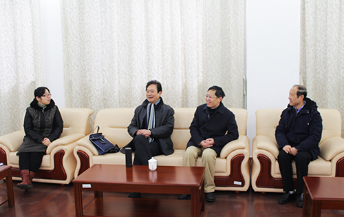 与学校领导交谈.JPG