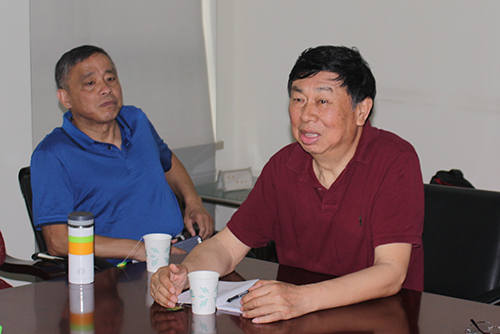筹备小组组长陈鸿生(右)主持会议