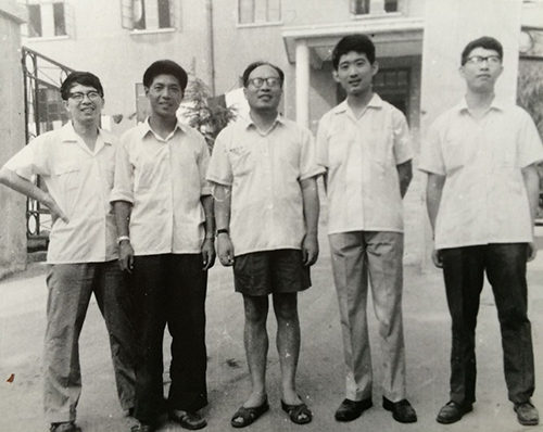 80年和同学外出旅游.jpg